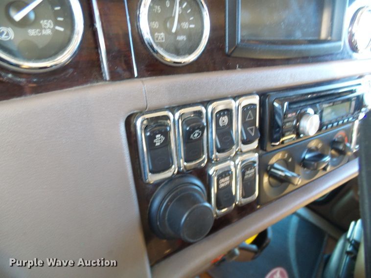 image for item DC2765 2013 Peterbilt 389  semi truck