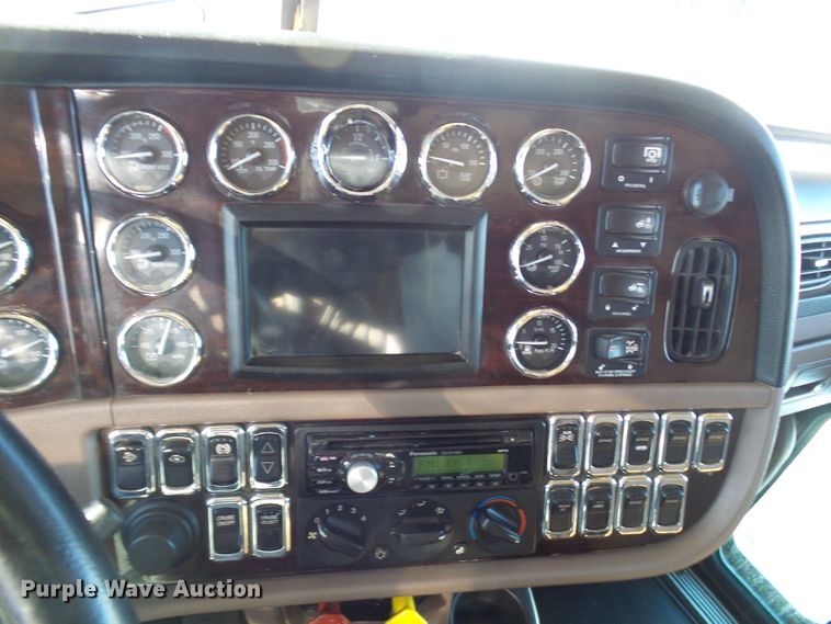 image for item DC2765 2013 Peterbilt 389  semi truck