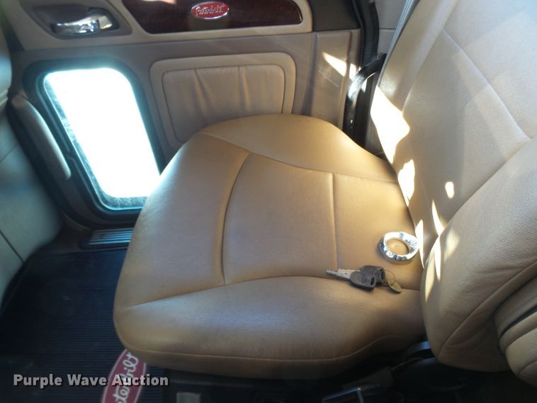 image for item DC2765 2013 Peterbilt 389  semi truck