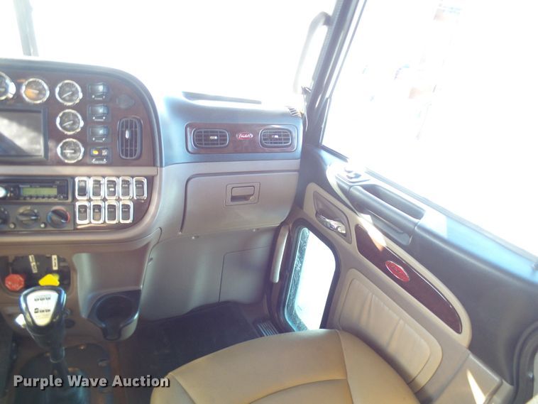 image for item DC2765 2013 Peterbilt 389  semi truck