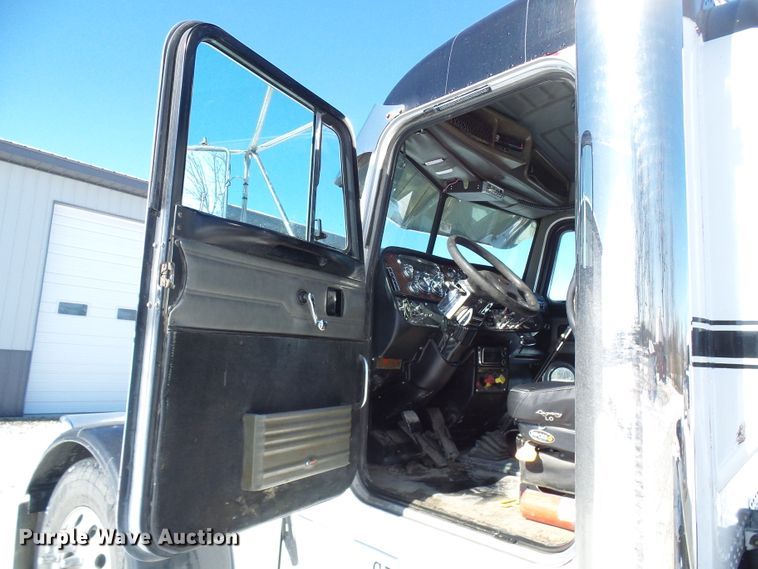 image for item DC2767 2003 Peterbilt 379  semi truck