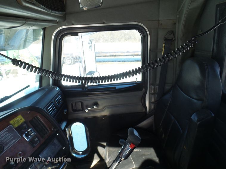 image for item DC2767 2003 Peterbilt 379  semi truck