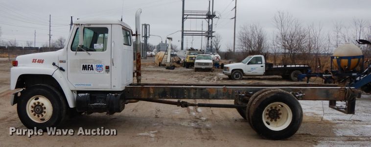 image for item DF6347 1989 International 1954  truck cab and chassis