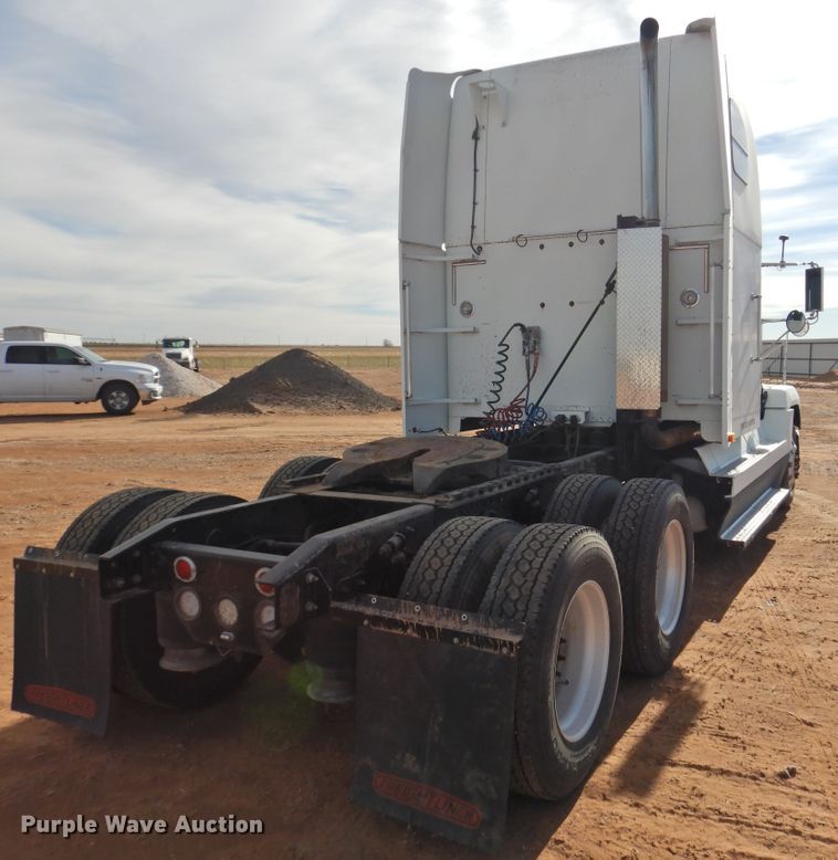 image for item DG1659 2000 Freightliner FLD120  semi truck