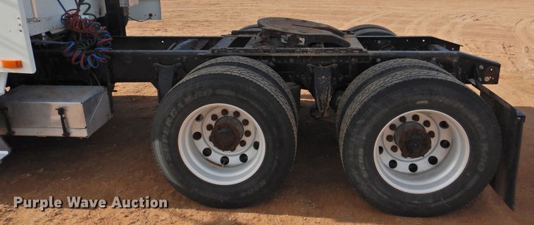 image for item DG1659 2000 Freightliner FLD120  semi truck