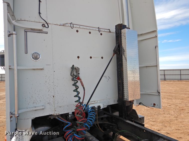 image for item DG1659 2000 Freightliner FLD120  semi truck