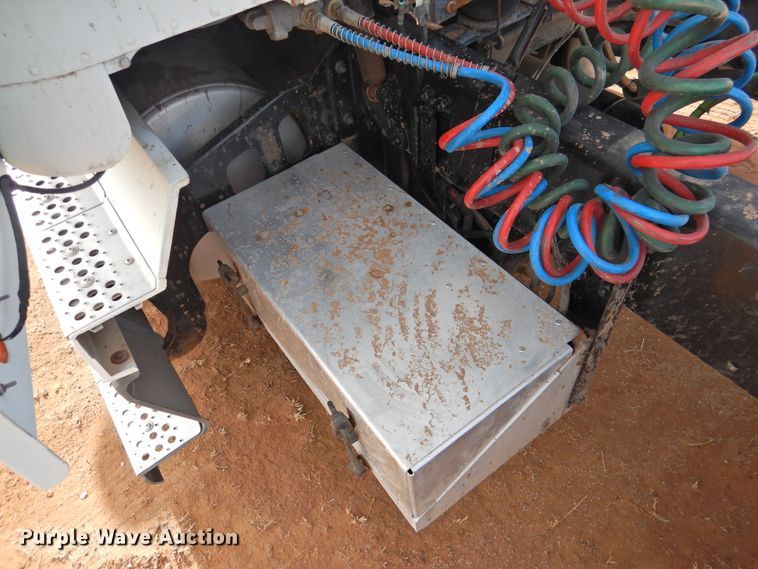 image for item DG1659 2000 Freightliner FLD120  semi truck