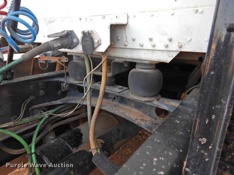 image for item DG1659 2000 Freightliner FLD120  semi truck