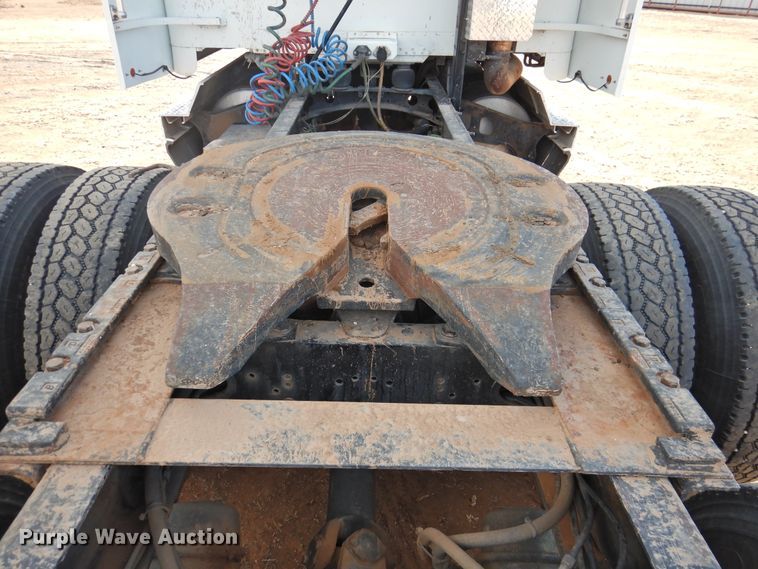 image for item DG1659 2000 Freightliner FLD120  semi truck