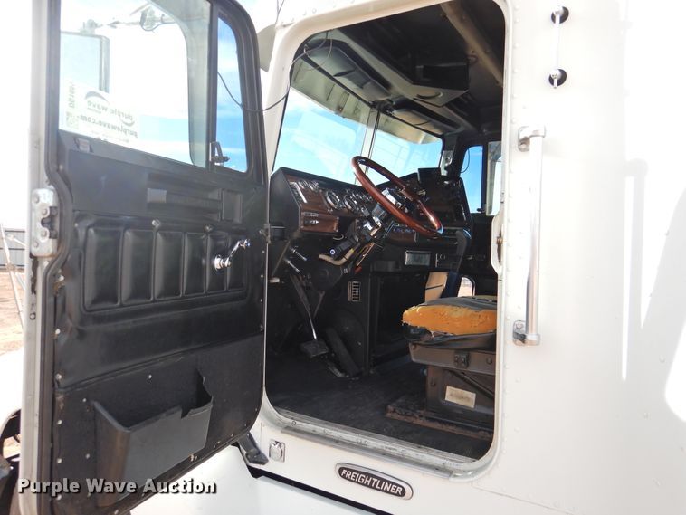 image for item DG1659 2000 Freightliner FLD120  semi truck