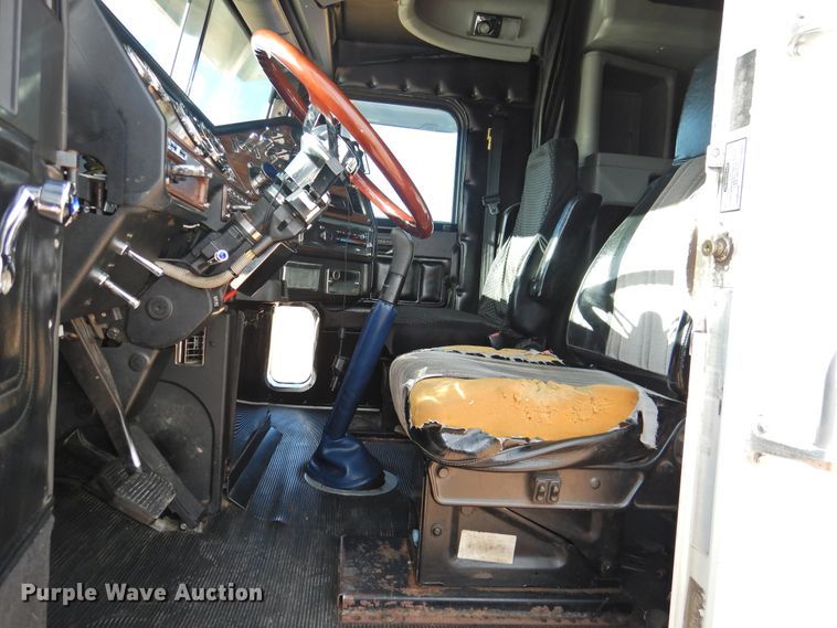 image for item DG1659 2000 Freightliner FLD120  semi truck