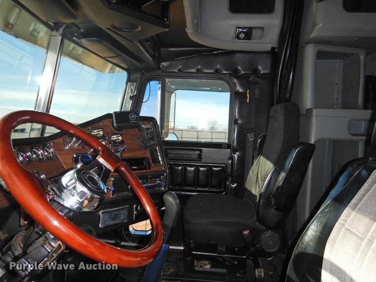 image for item DG1659 2000 Freightliner FLD120  semi truck