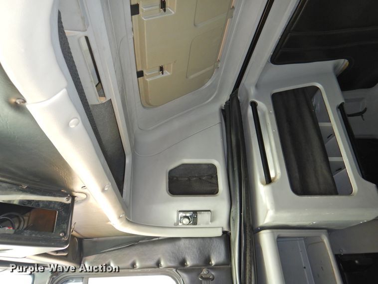 image for item DG1659 2000 Freightliner FLD120  semi truck