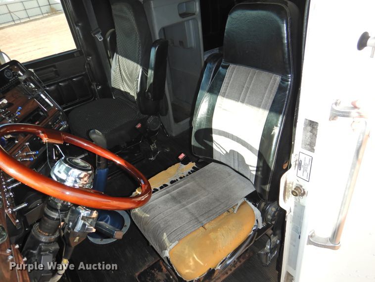 image for item DG1659 2000 Freightliner FLD120  semi truck