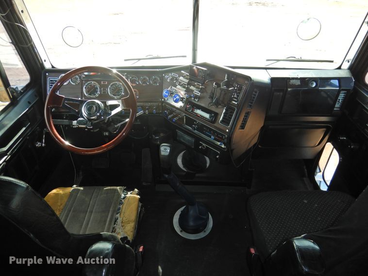 image for item DG1659 2000 Freightliner FLD120  semi truck