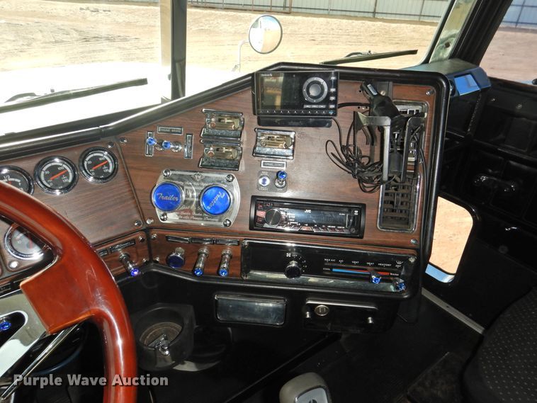 image for item DG1659 2000 Freightliner FLD120  semi truck