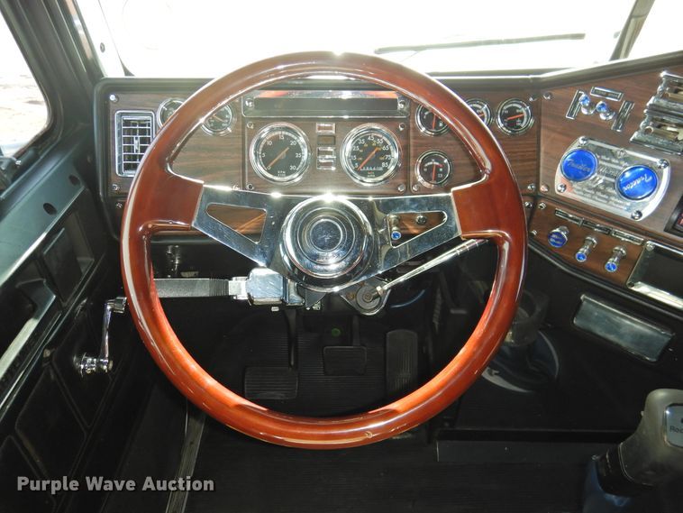 image for item DG1659 2000 Freightliner FLD120  semi truck