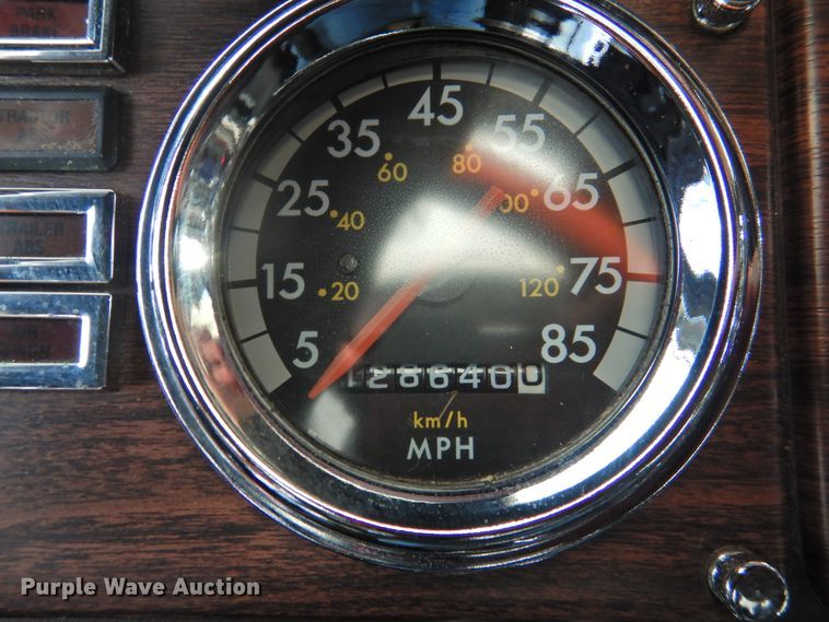 image for item DG1659 2000 Freightliner FLD120  semi truck