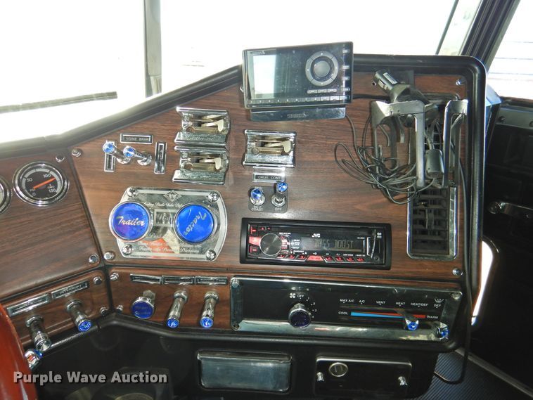 image for item DG1659 2000 Freightliner FLD120  semi truck