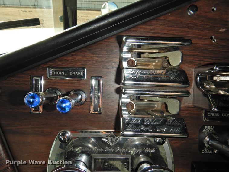 image for item DG1659 2000 Freightliner FLD120  semi truck