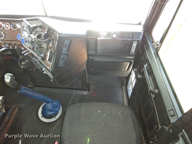 image for item DG1659 2000 Freightliner FLD120  semi truck