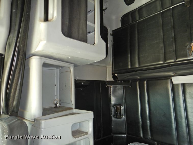 image for item DG1659 2000 Freightliner FLD120  semi truck