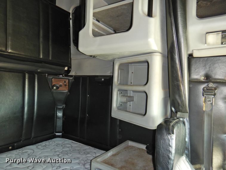 image for item DG1659 2000 Freightliner FLD120  semi truck