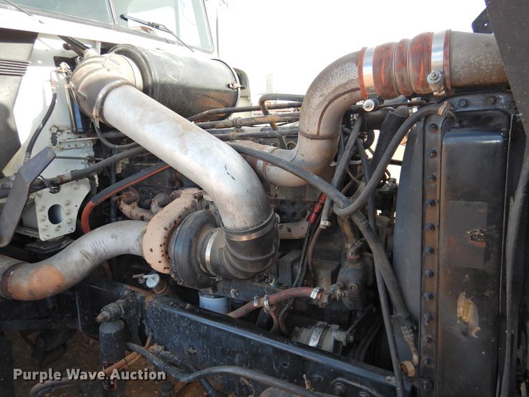 image for item DG1659 2000 Freightliner FLD120  semi truck