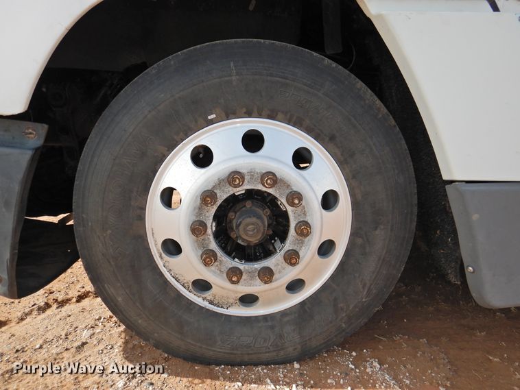 image for item DG1659 2000 Freightliner FLD120  semi truck