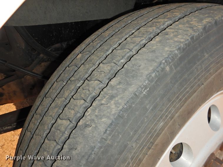 image for item DG1659 2000 Freightliner FLD120  semi truck