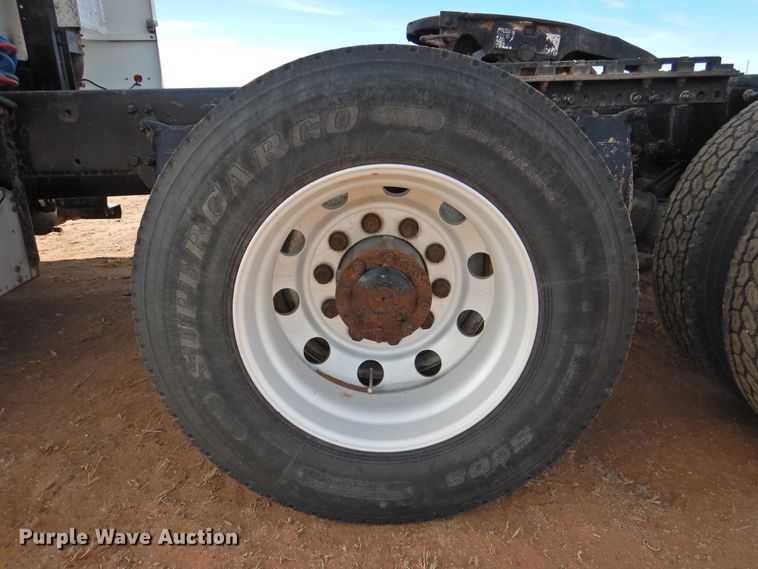 image for item DG1659 2000 Freightliner FLD120  semi truck