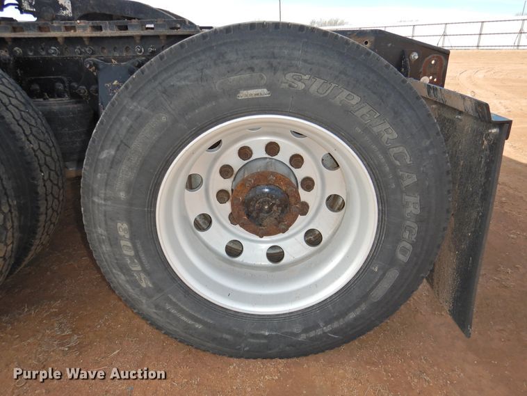 image for item DG1659 2000 Freightliner FLD120  semi truck