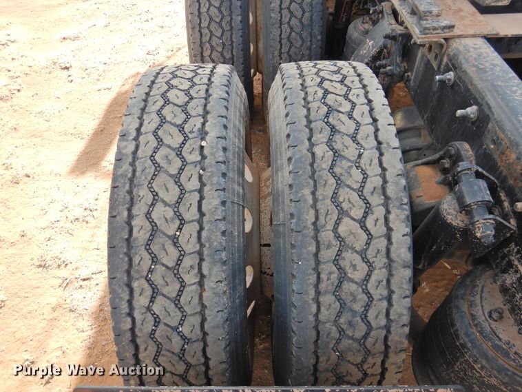 image for item DG1659 2000 Freightliner FLD120  semi truck