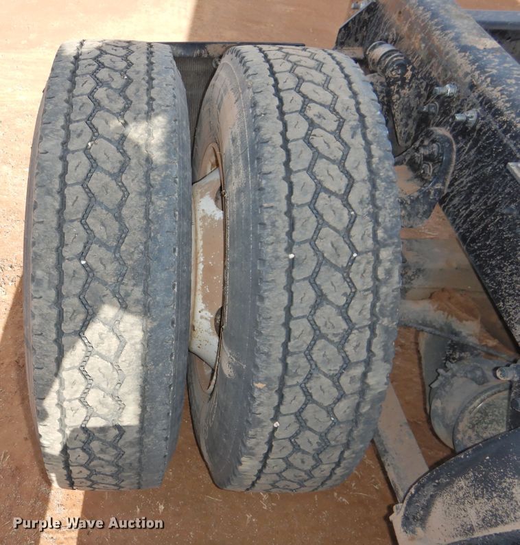 image for item DG1659 2000 Freightliner FLD120  semi truck