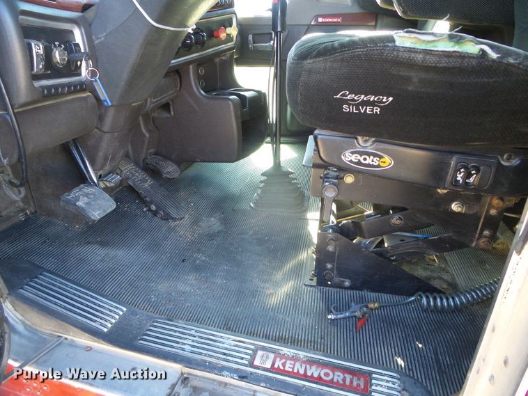 image for item DG8465 2008 Kenworth T600  semi truck