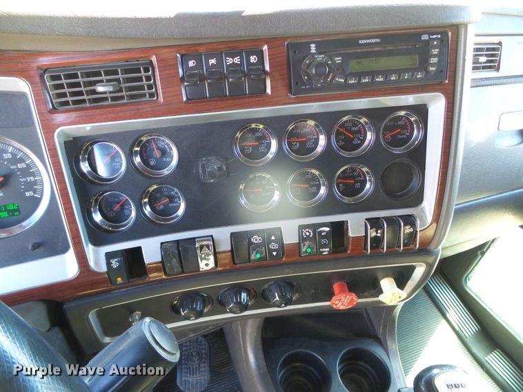 image for item DG8465 2008 Kenworth T600  semi truck