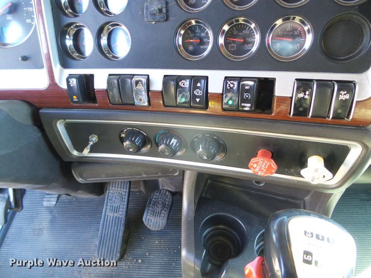 image for item DG8465 2008 Kenworth T600  semi truck