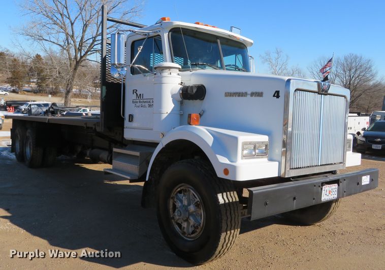 image for item DH0644 1992 Western Star 4364F  flatbed truck