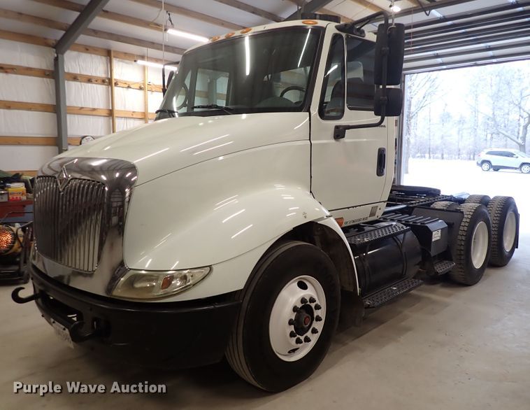 image for item DJ0044 2005 International 8600  semi truck