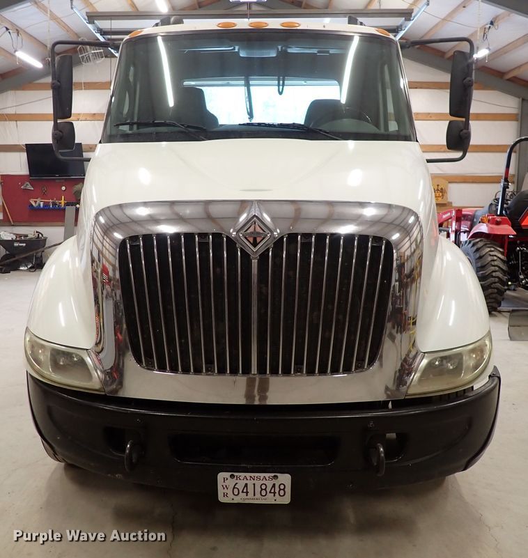 image for item DJ0044 2005 International 8600  semi truck