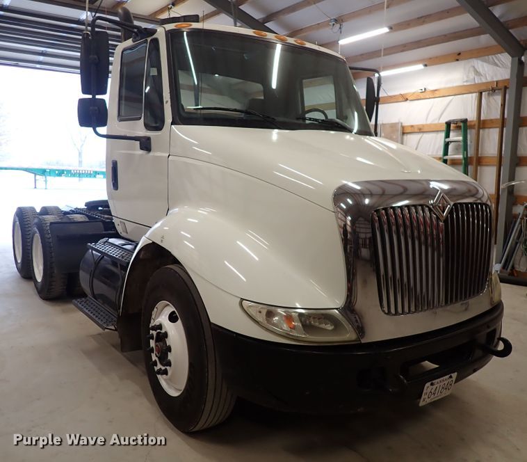 image for item DJ0044 2005 International 8600  semi truck