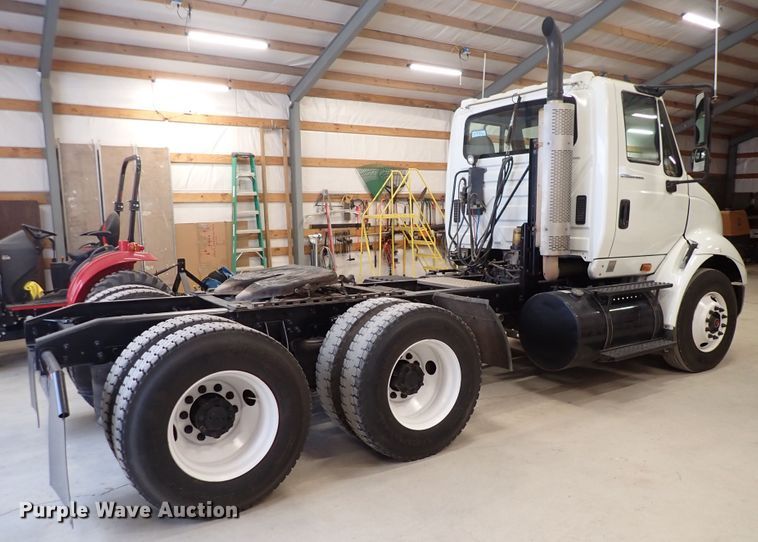 image for item DJ0044 2005 International 8600  semi truck