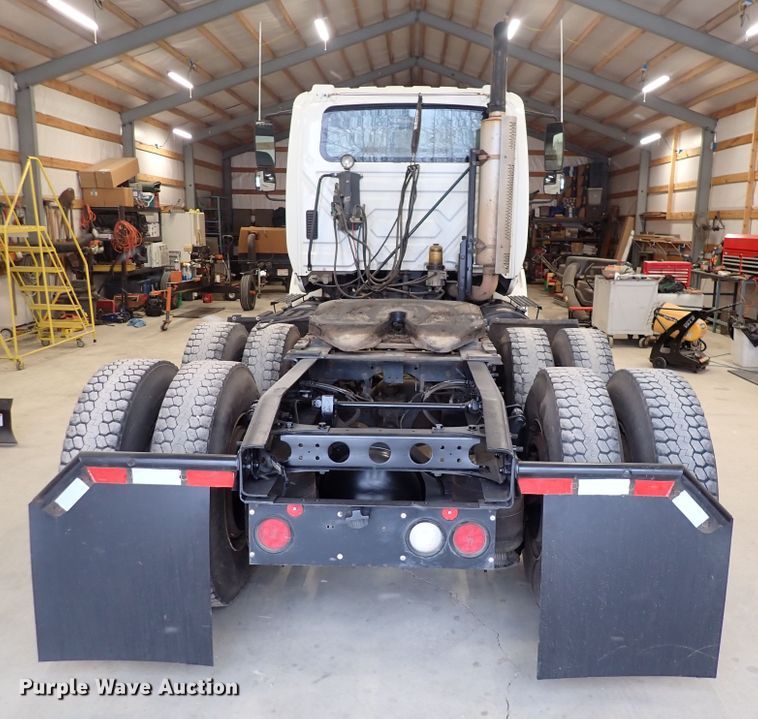 image for item DJ0044 2005 International 8600  semi truck