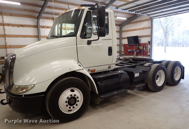 image for item DJ0044 2005 International 8600  semi truck