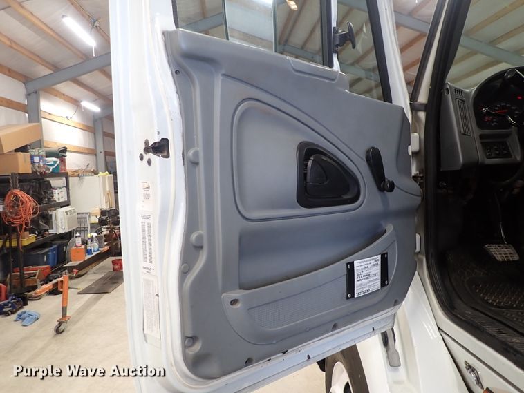 image for item DJ0044 2005 International 8600  semi truck