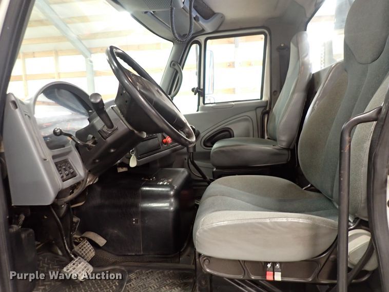 image for item DJ0044 2005 International 8600  semi truck