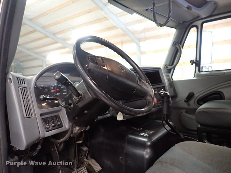 image for item DJ0044 2005 International 8600  semi truck