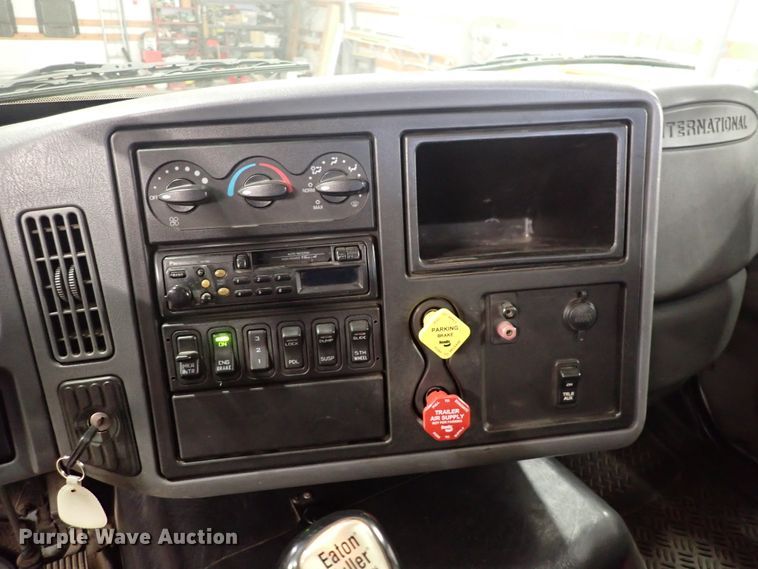 image for item DJ0044 2005 International 8600  semi truck