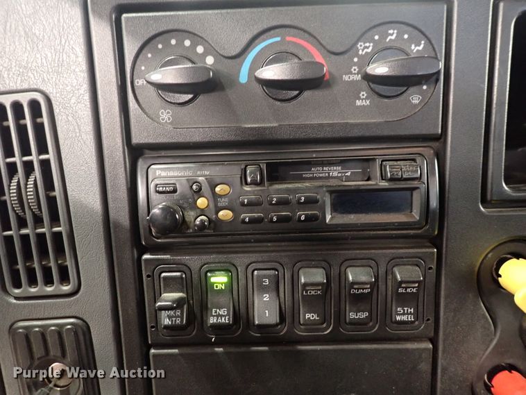 image for item DJ0044 2005 International 8600  semi truck