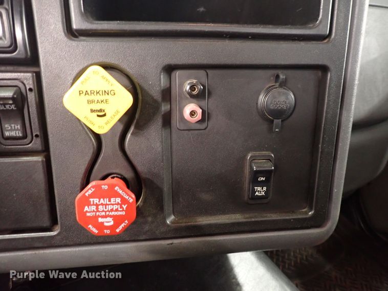 image for item DJ0044 2005 International 8600  semi truck